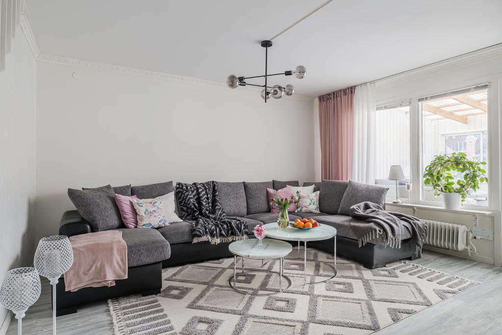 Stort vardagsrum med gott om plats för hela familljen.