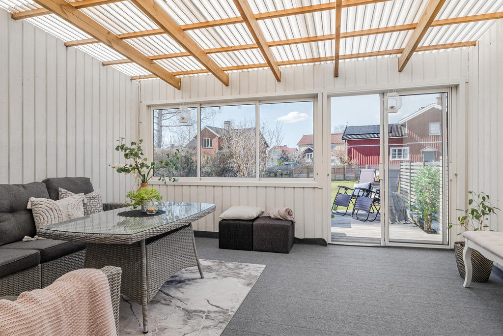 Härligt uterum med vidare utgång till altan och trädgården.