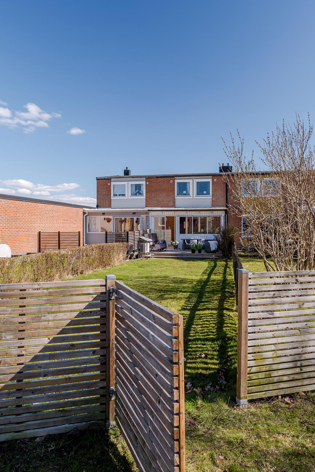 Ingång från baksidan via grind.