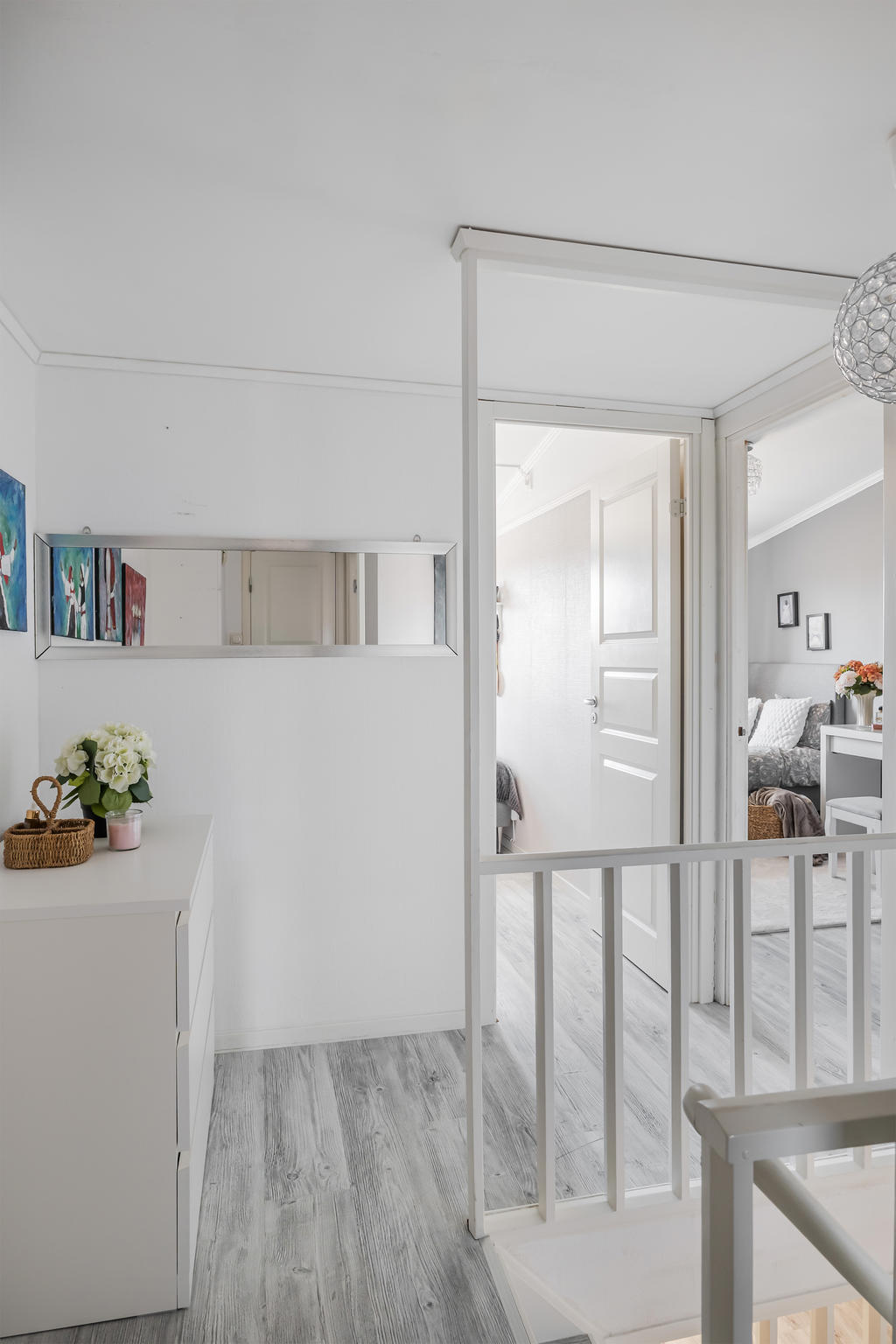 Övre hall med plats för förvaringsmöbler.