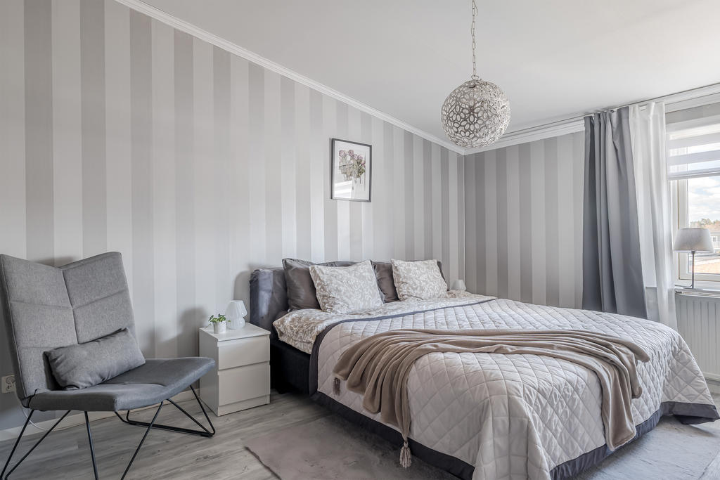 Stort sovrum med gott om förvaring.