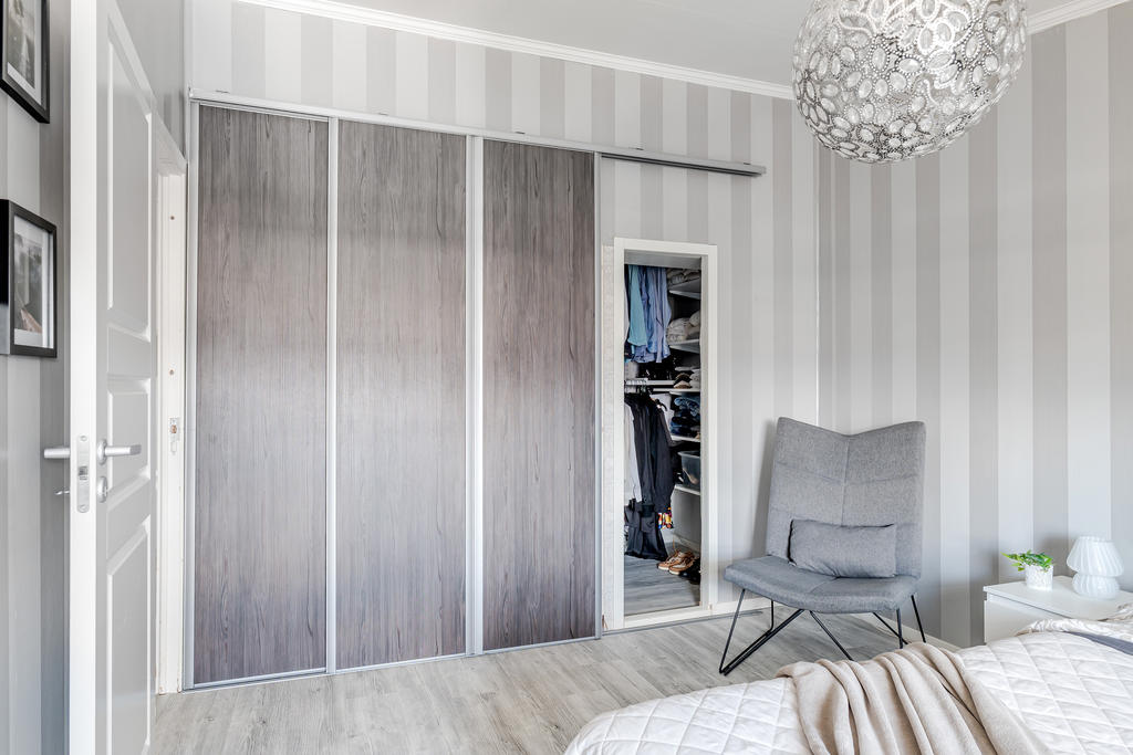 Skjutdörrs-garderob samt klädkammare.