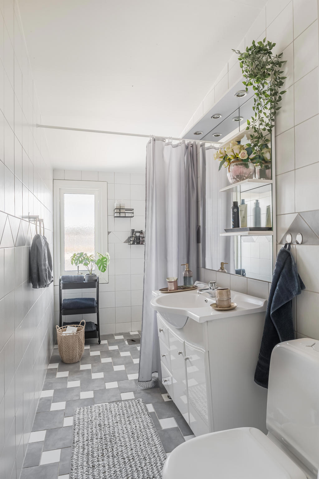 Helkaklat badrum på ovanvåningen.