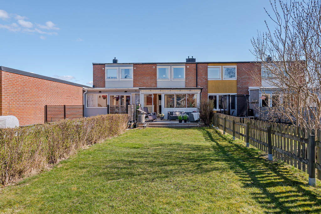 Trädgård med plats för utelek och projekt.