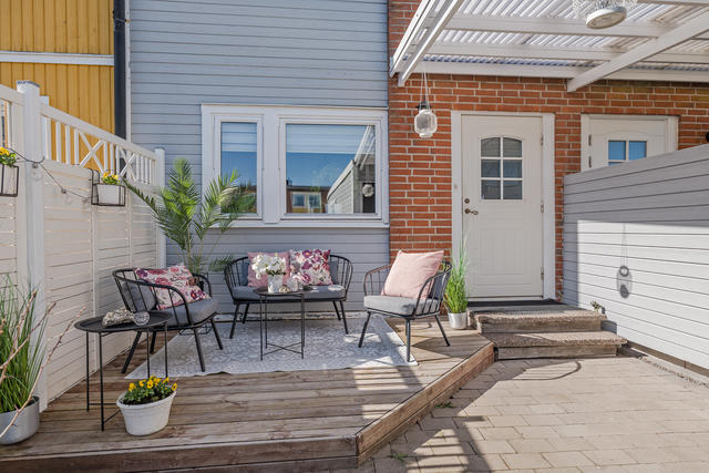 Välkomnade entré med en mysig altan och förråd.