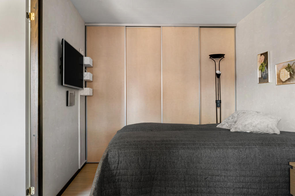 Sovrum 1 med utgång till uterum