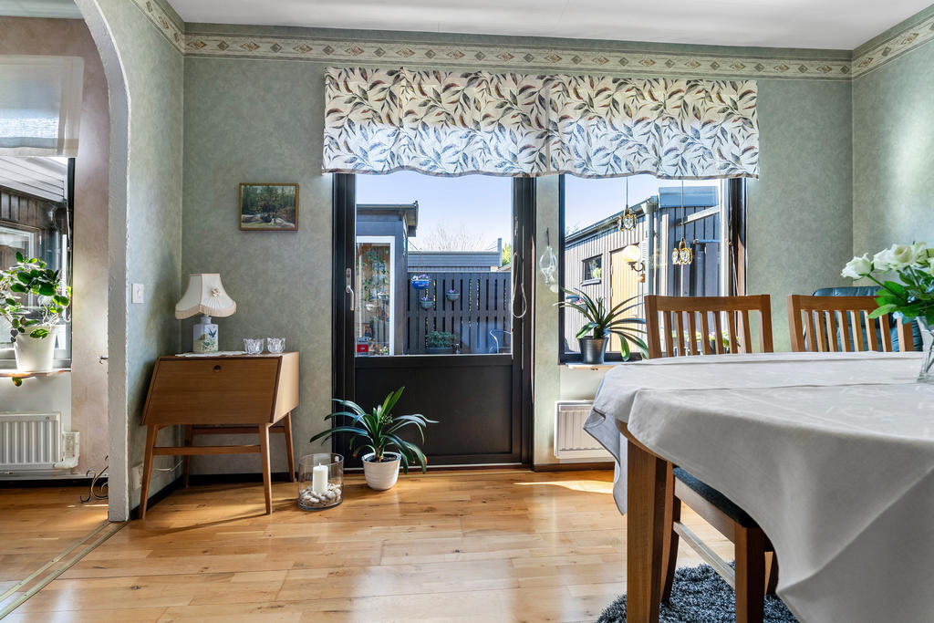 Matrum/sovrum 2 med utgång till trädgården 