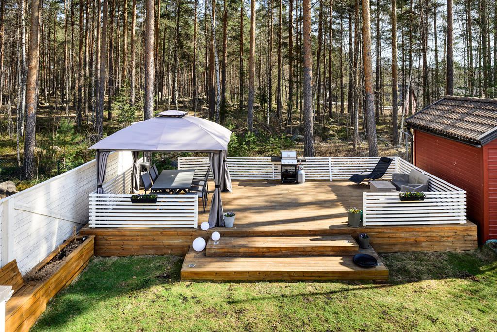 Stor altan mot fint skogsparti, här ligger solen på från lunch till sen kväll