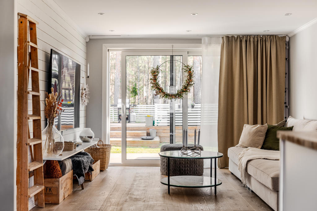 Helglasade, skjutbara glaspartier med utgång till trädgården