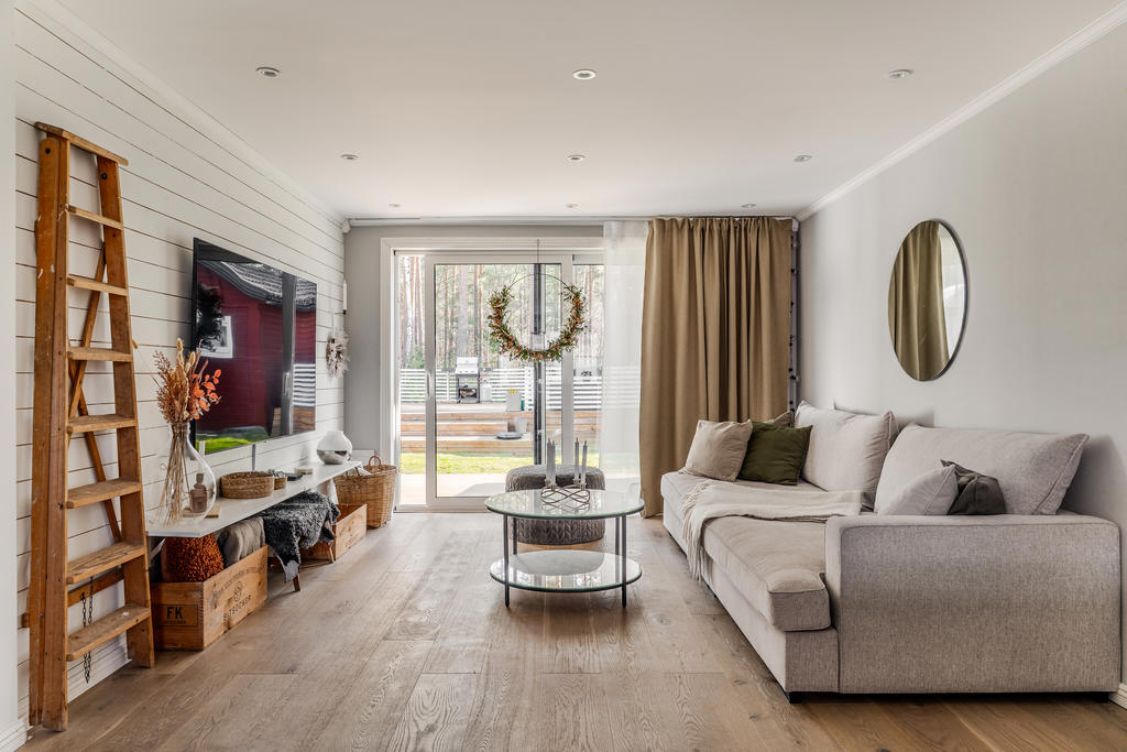 Vardagsrum med utgång till trädgård