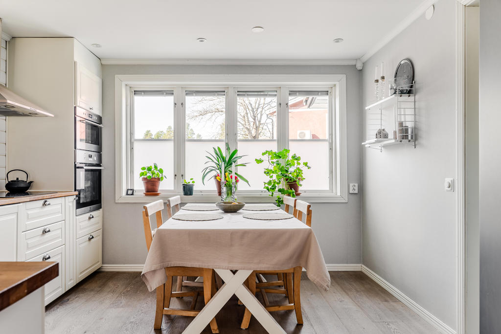 Rymlig matplats i kök