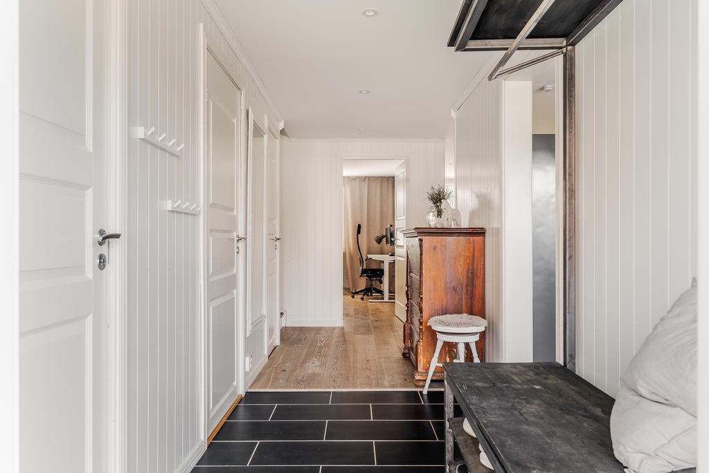 Hall med praktiskt klinkergolv