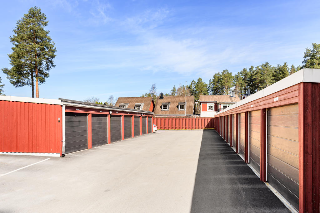 Garage med elbilsladdare 