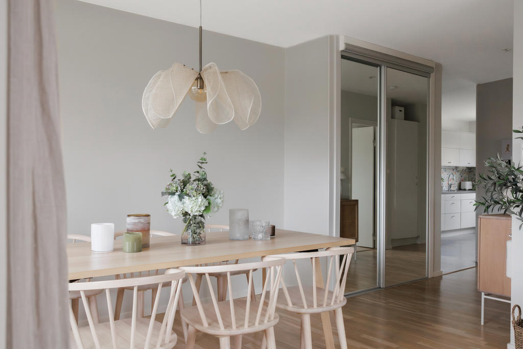 Smakfullt renoverad gavellägenhet med balkong i soligt söderläge och ett fantastiskt ljusinsläpp från tre väderstreck. 