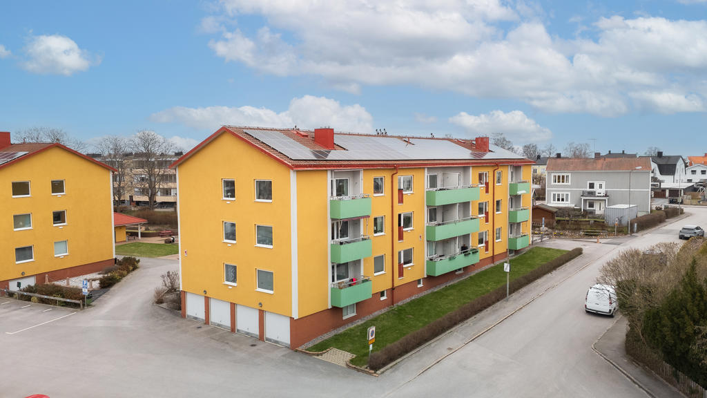 Här bor du i populära och centrala Stenhagen, med cirka 1 km till centrum där du finner ett brett utbud av butiker, caféer, restauranger samt närhet till havet.