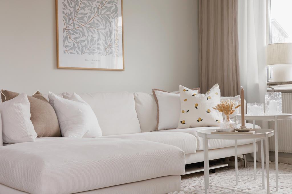 Lägenheten har under senare åren genomgått en totalrenovering med stilrena och genomtänkta materialval.