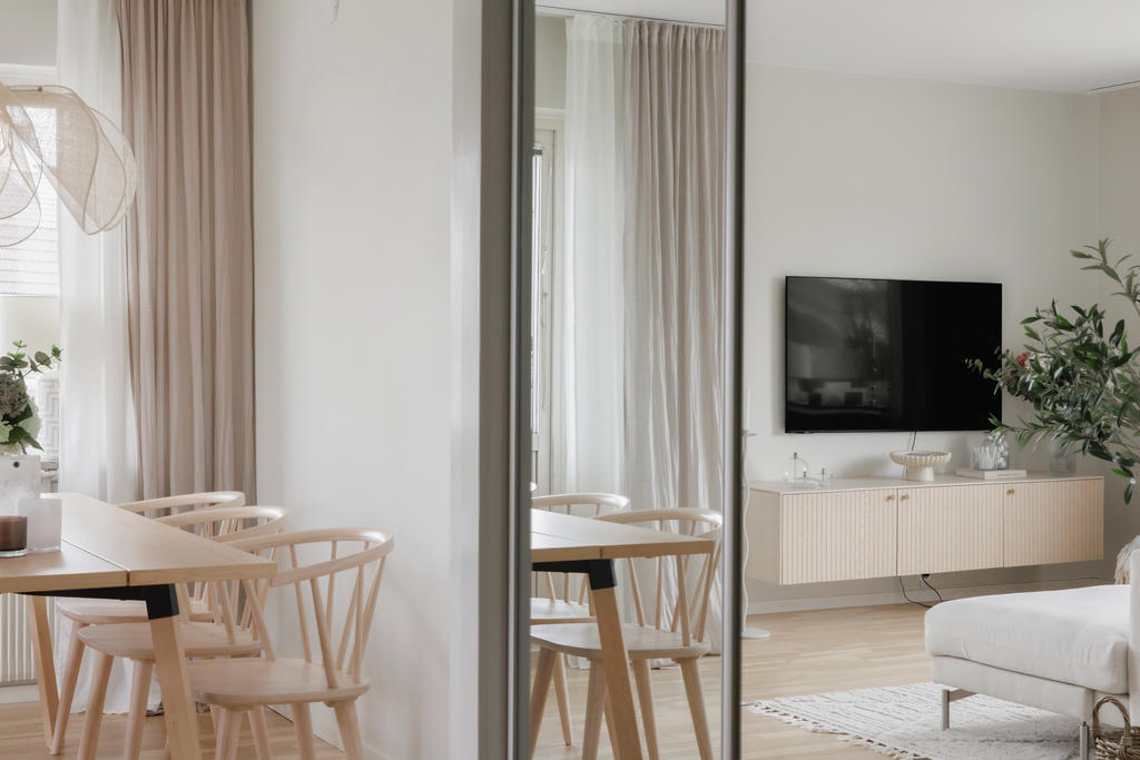 Bostaden om 71,5 kvm präglas av genomgående hög standard och en välplanerad, social planlösning.