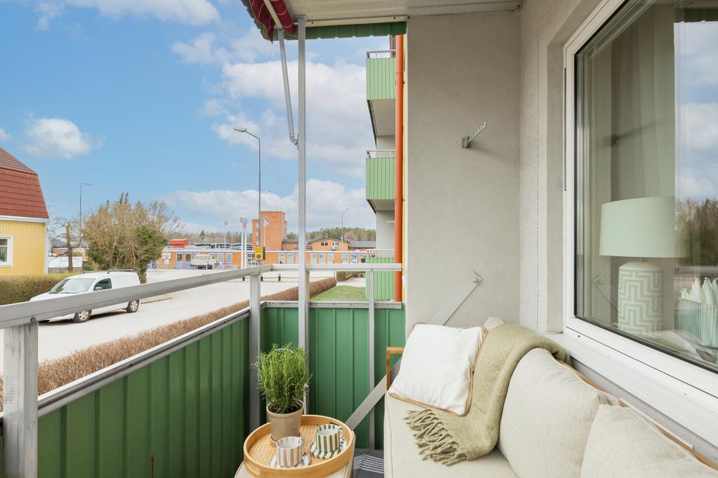 Bostaden erbjuder en solig balkong i söderläge. 