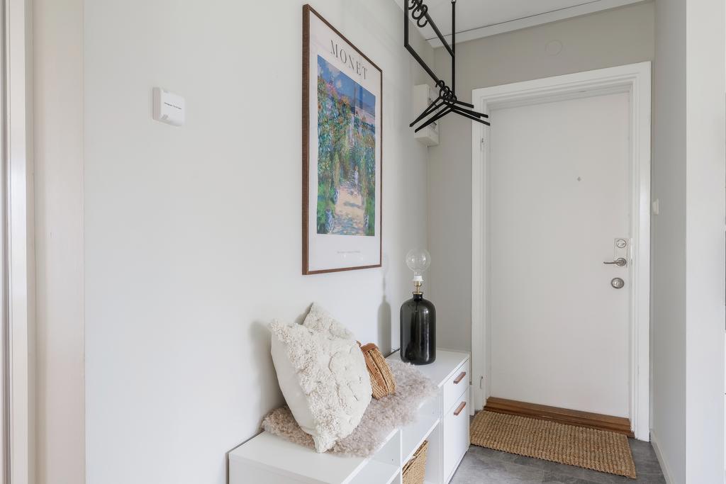 Centralt placerad hall med plats för klädavhängning