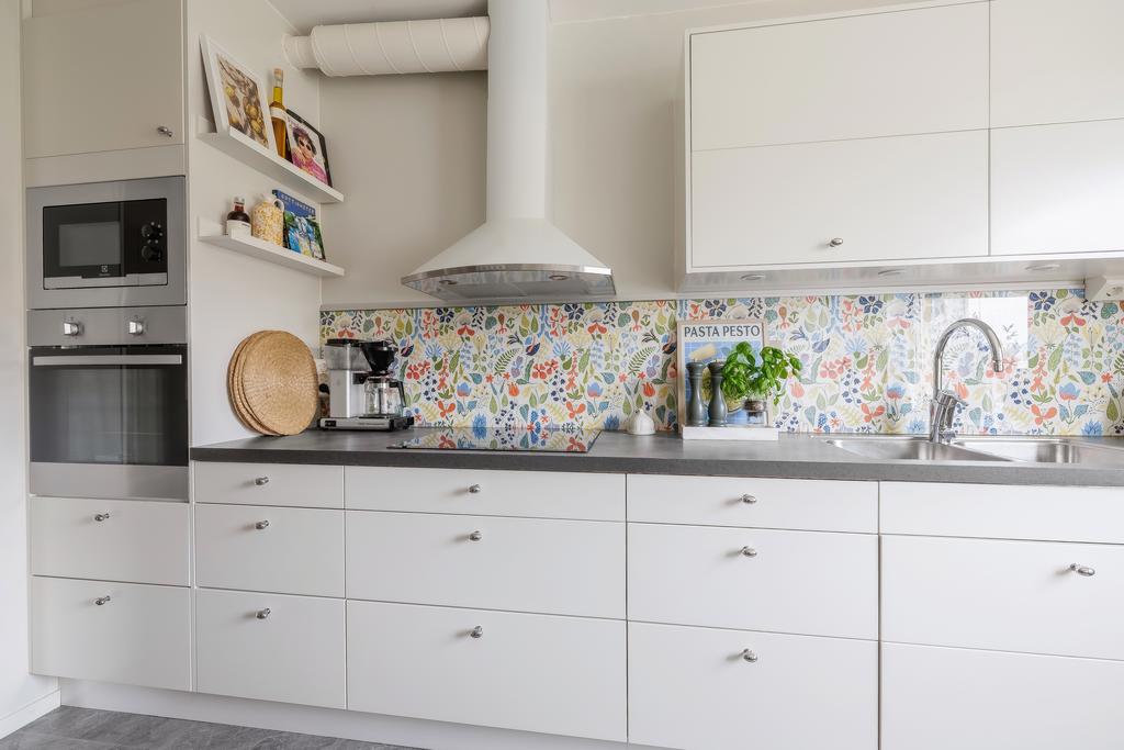 Fullutrustat kök med  kyl & frys i fullhöjd, inbyggnadsmikro, häll, inbyggnadsugn, fläkt och integrerad diskmaskin.