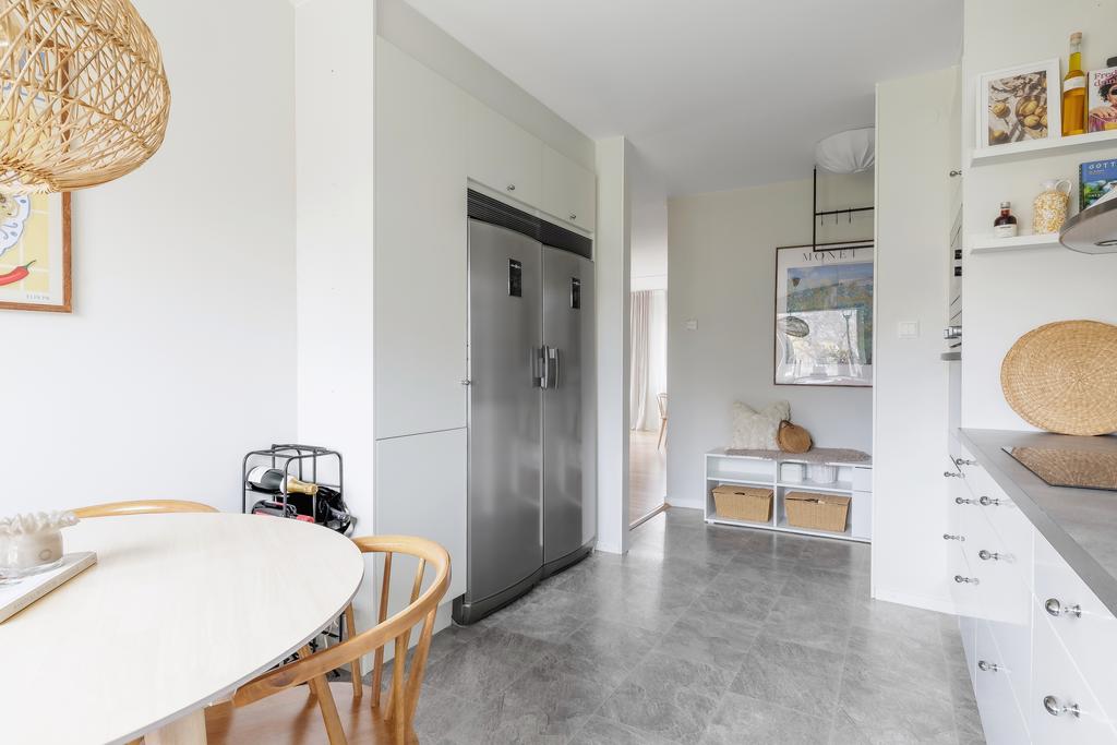 Goda arbetsytor samt plats för matbord. 