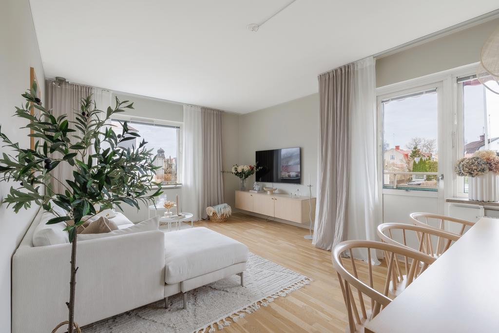Ljust och luftigt vardagsrum med ekparkett, härliga ljusinsläpp från 2 håll samt utgång till balkong i söderläge.