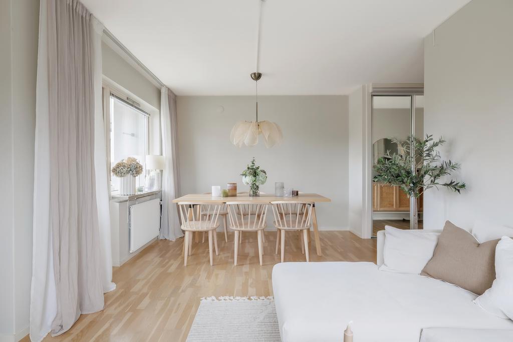 Vardagsrum med gott om plats för både soffgrupp och matsalsdel.