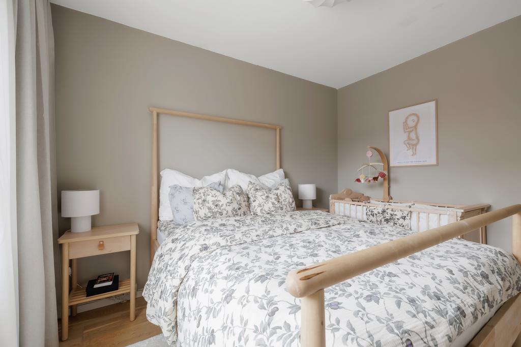 Sovrum med sober färgsättning