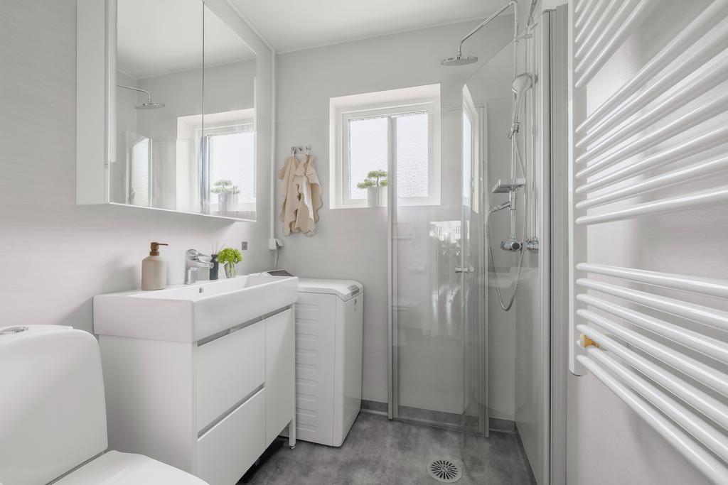Fint badrum renoverat 2015 utrustat med egen tvättmaskin. 