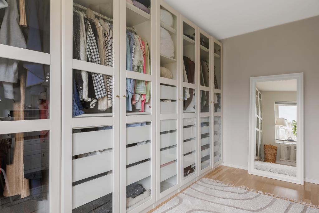 Generös garderobsvägg med inbyggd belysning. 