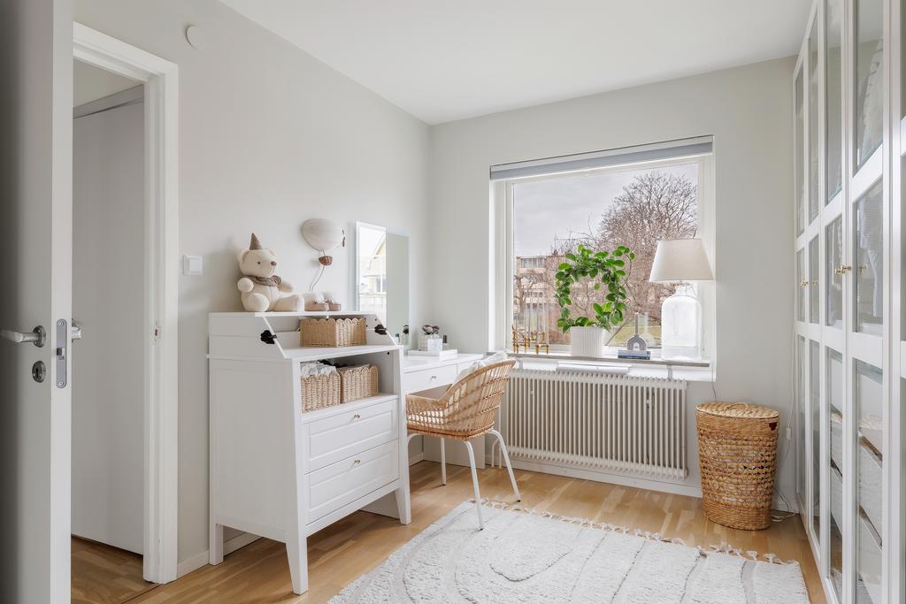 Sovrum/Walk in closet med ekparkett. 