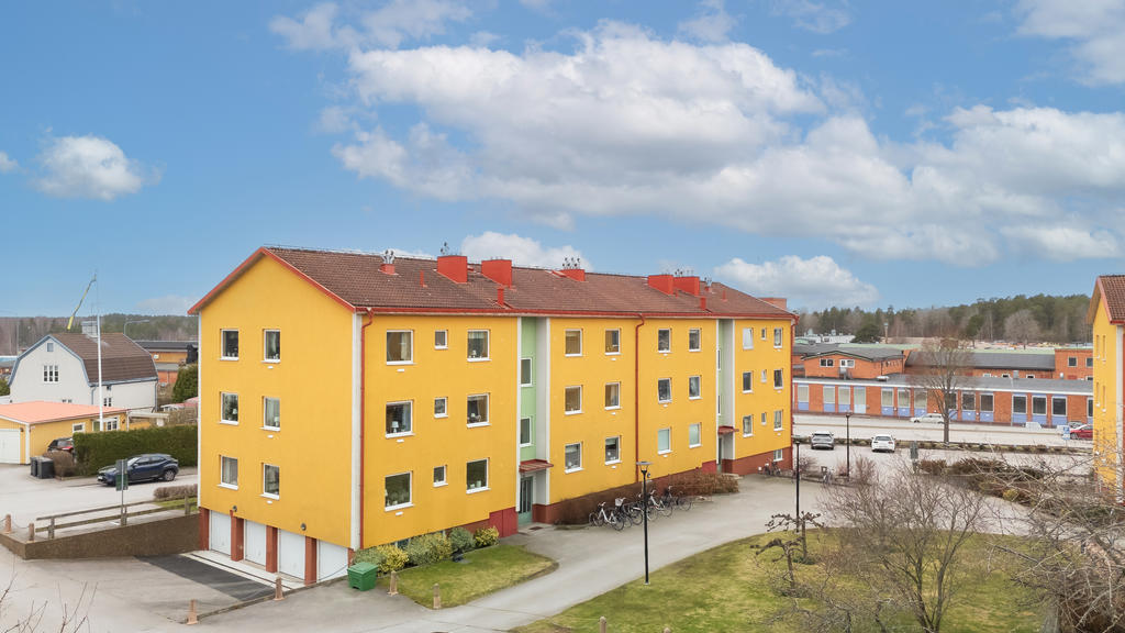 Med del i en trivsam och välskött bostadsrättsförening som dessutom har gemensamt spa-/relaxavdelning, gym och en härlig innergård för föreningens medlemmar att nyttja