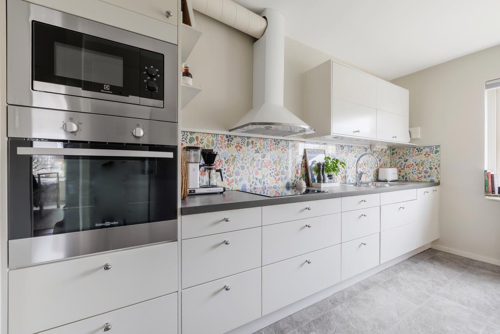 Modernt kök från Electrolux (Sentens), renoverat 2015, erbjuder stilrena materialval.