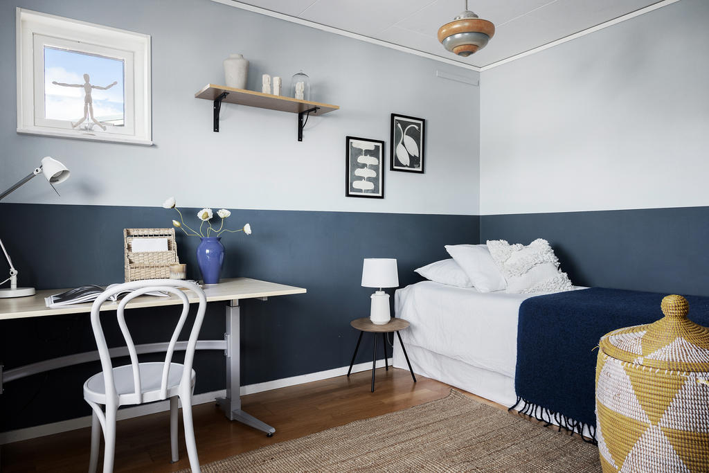 Sovrum ett på entréplan