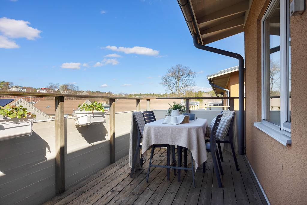 Bostadens balkong nås via vardagsrummet