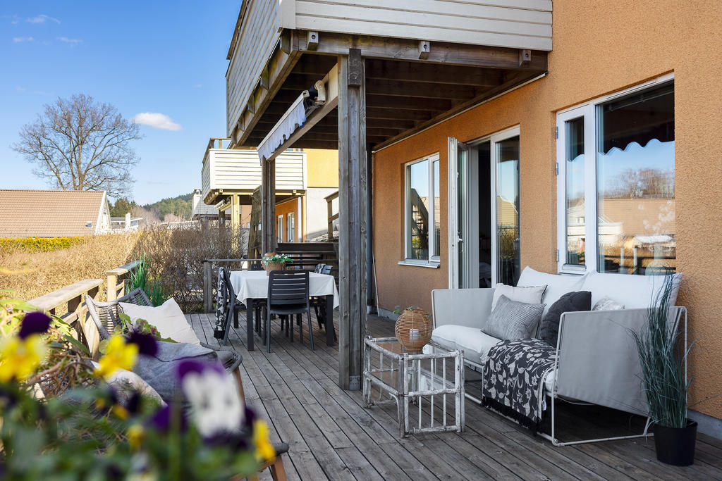 Via allrummet i suterrängplan nås denna rymliga altan 