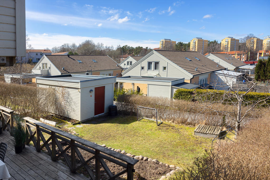 Bostadens trädgård med tillhörande förråd