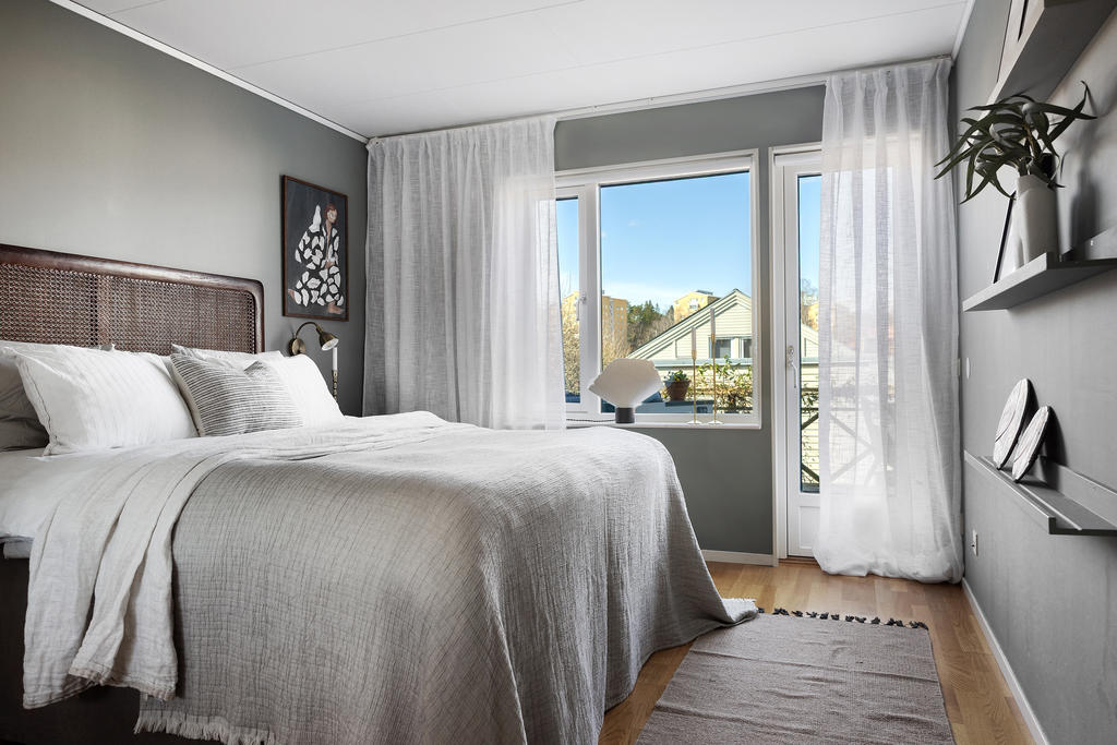 Sovrum tre med egen utgång till altan