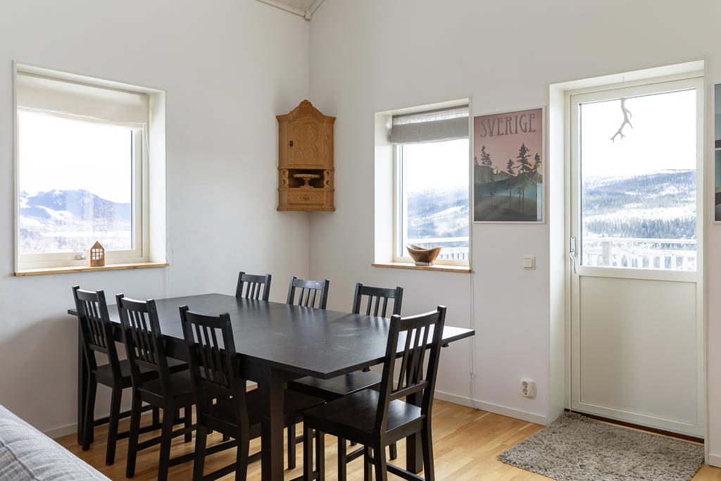 Stort öppet vardagsrum/kök med fin utsikt