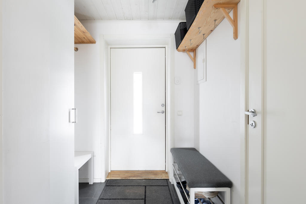 Välkomnande hall med goda avhängningsmöjligheter och garderob