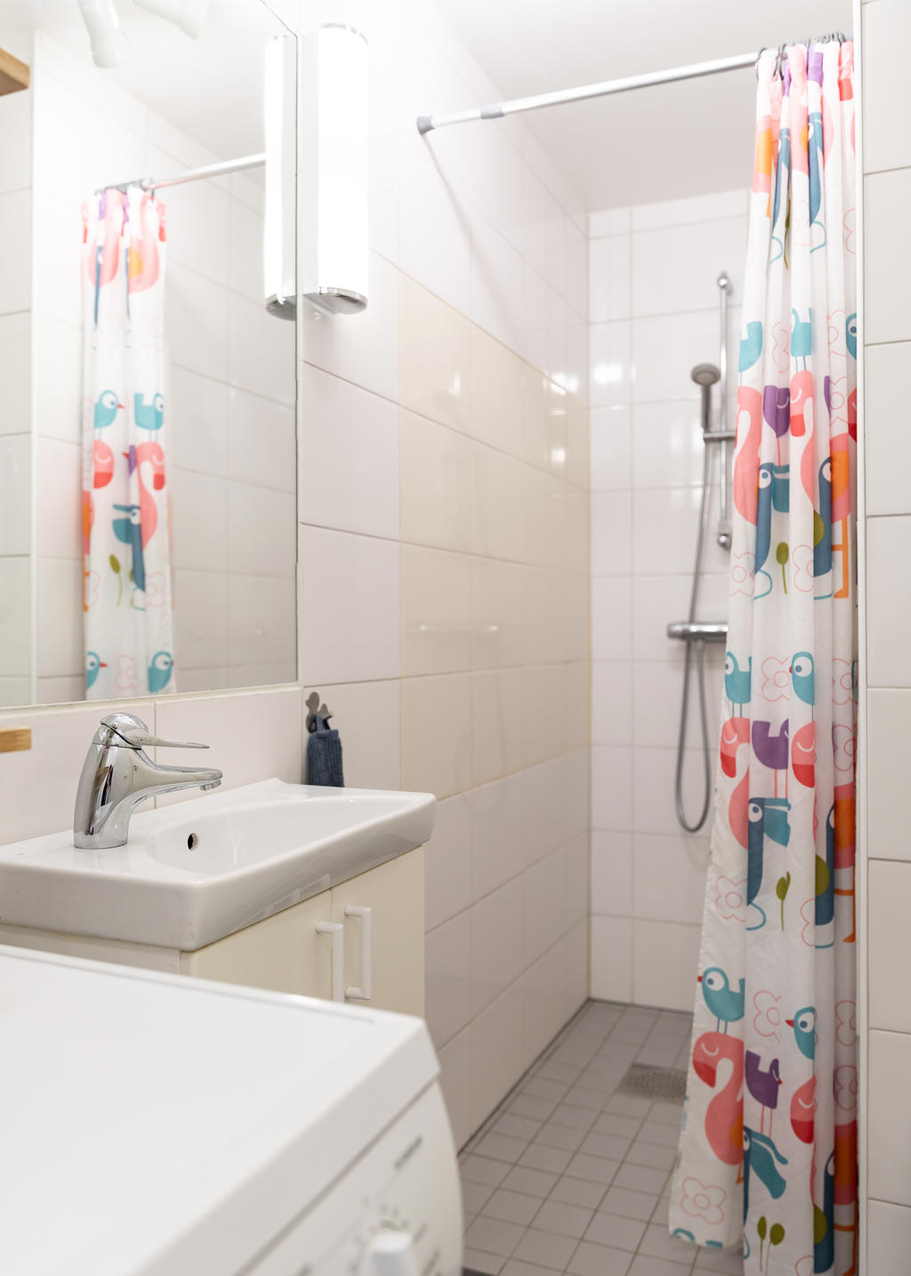 Helkaklat badrum med tvättmaskin