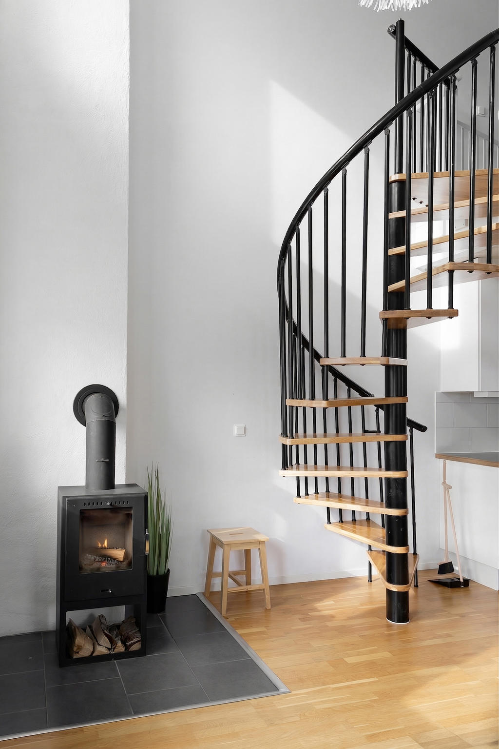 Värmande kamin i vardagsrummet