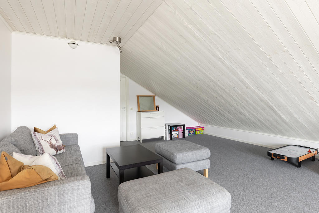 På loftet finns ett stort vardagsrum/TV-rum