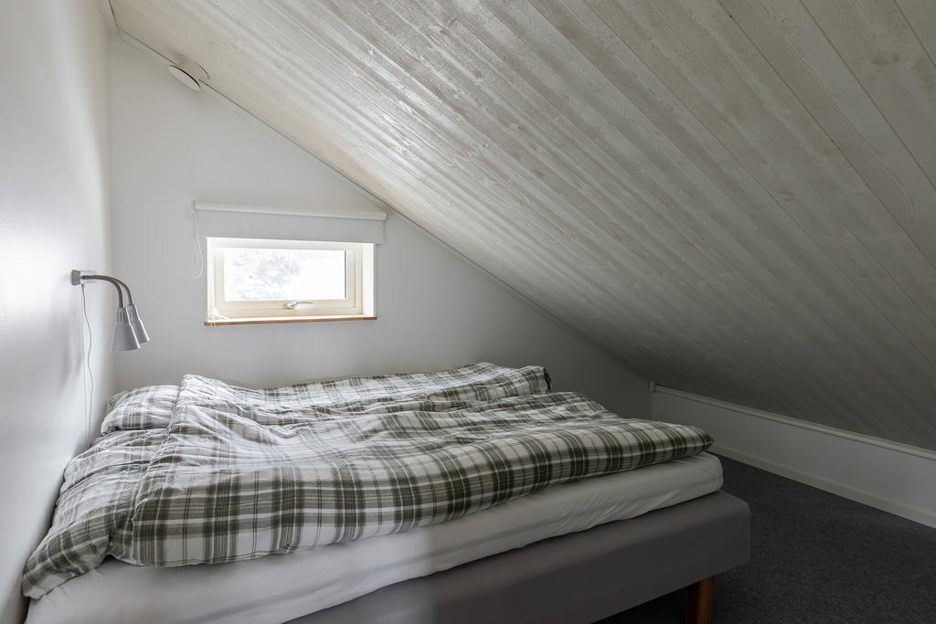 Sovrum med plats för dubbelsäng