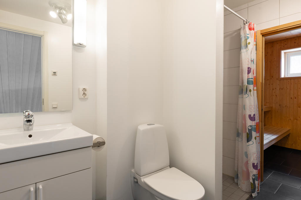 Ytterligare ett helkaklat badrum med dusch och bastu