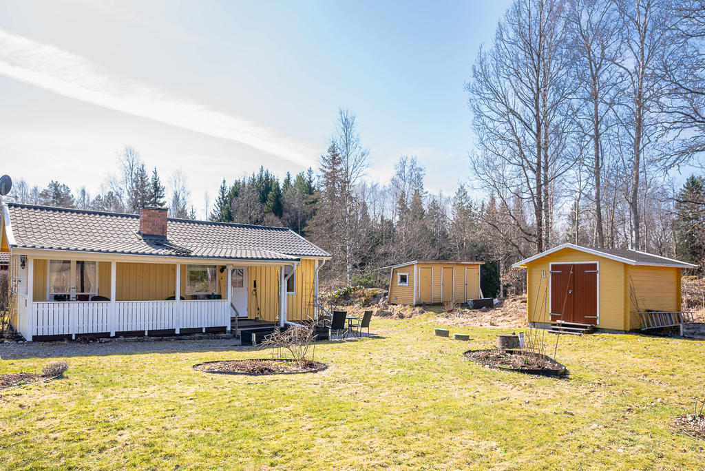 Prydligt fritidshus med flera uthus