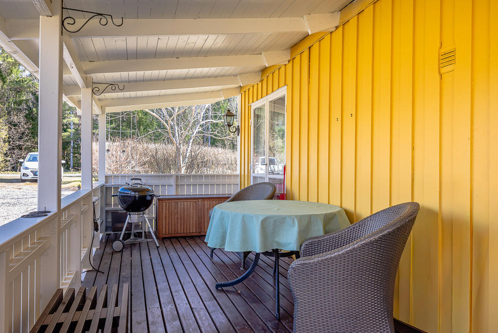 Altan under tak vid entrén