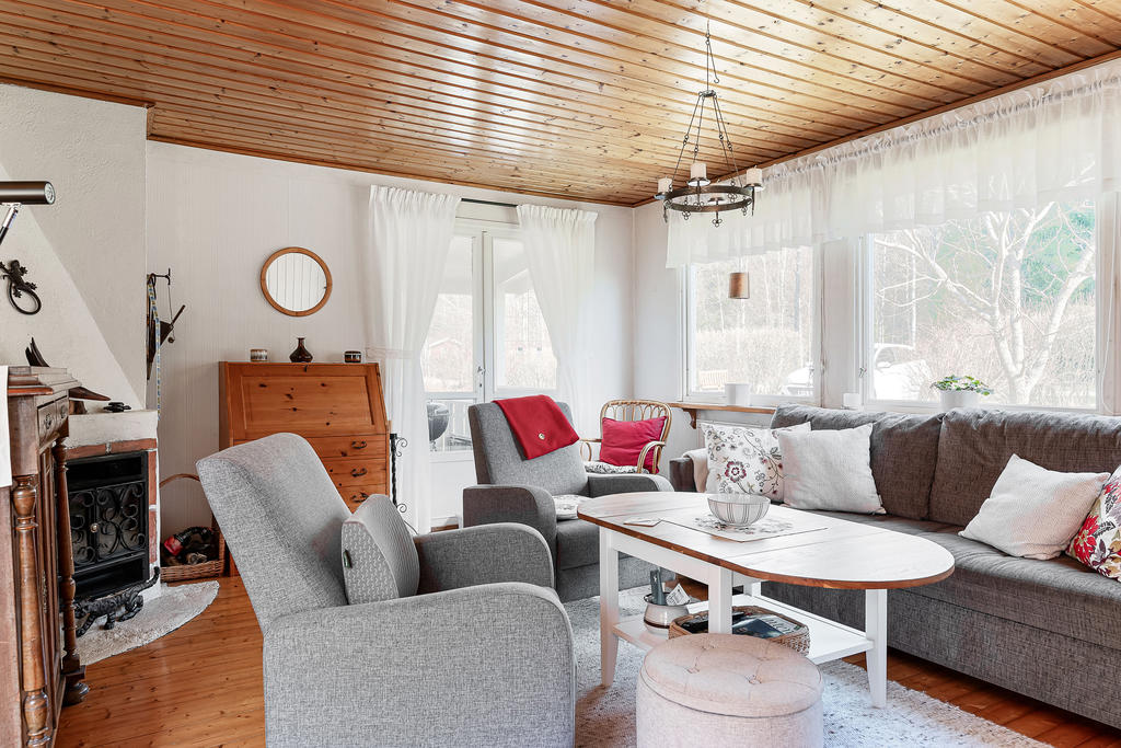 Storstuga med öppen spis (kassett) och utgång till altan