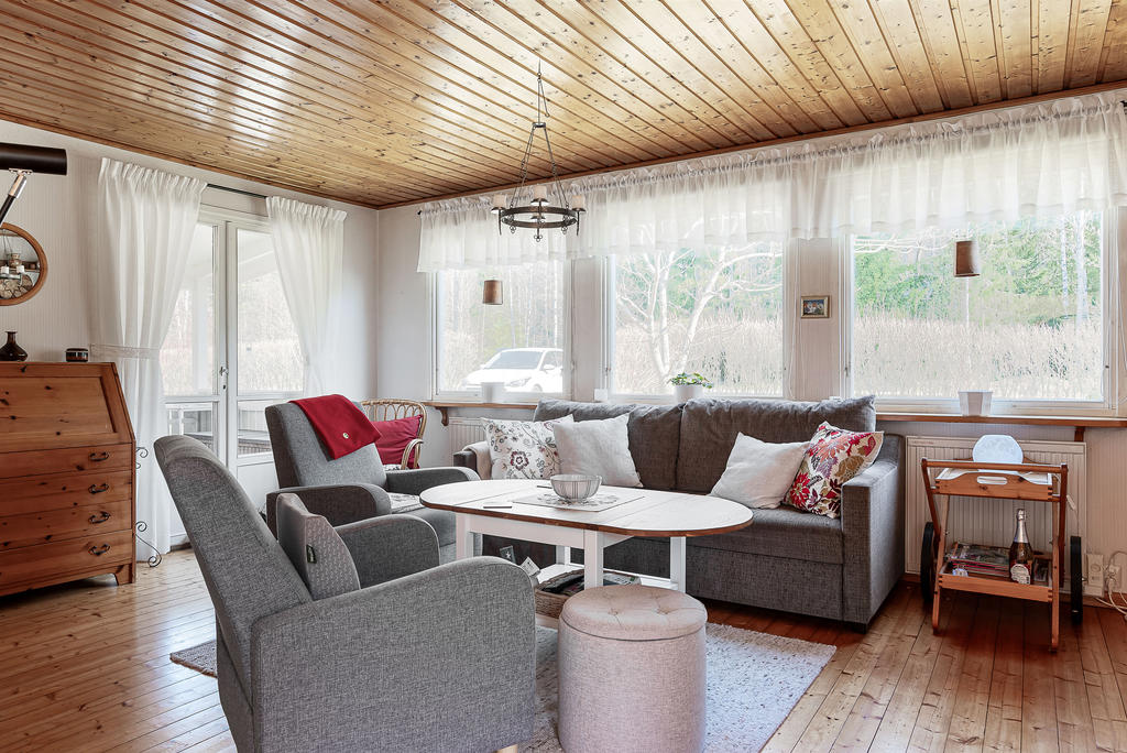 Stora fönster och utrymme för soffgrupp