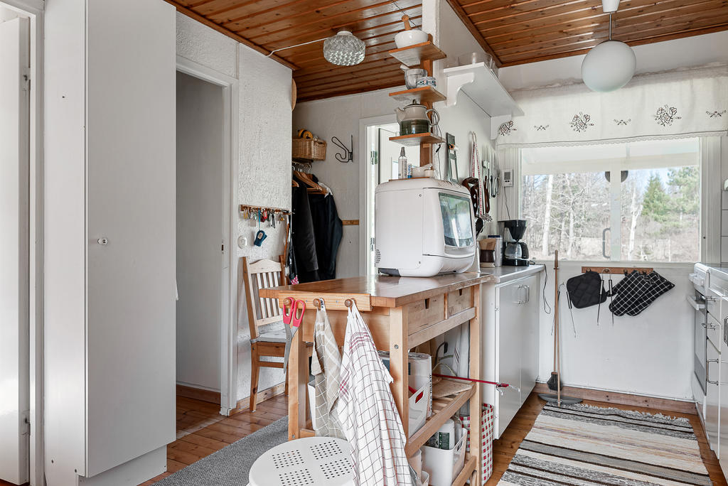 Ingång till de båda sovrummen, hallen och köket 